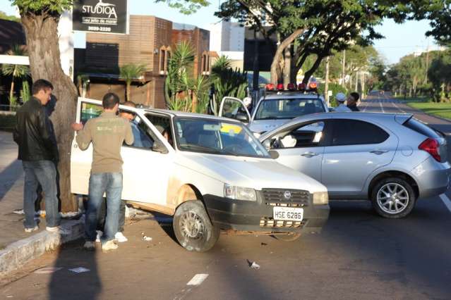 Jovem colide carro em ve&iacute;culo parado em cruzamento da Afonso Pena