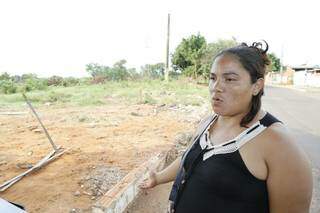 A açougueira Rosaly Pereira Mendes, 30 anos, paga R$ 500 de aluguel da casa onde vive com quatro filhos. (Foto: Gerson Walber)