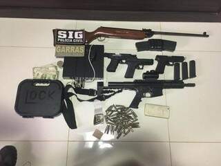 Pistolas, rifle de pressão, fuzil, munições e dólares encontrados há pouco em uma casa em Ponta Porã (Foto: Divulgação)