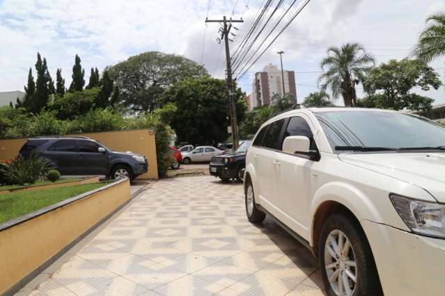 Carros s&atilde;o flagrados estacionados sobre cal&ccedil;ada de diret&oacute;rio pol&iacute;tico