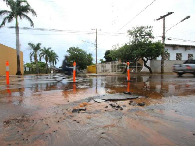 Antes da conclus&atilde;o, asfalto na Rua Brilhante j&aacute; est&aacute; &lsquo;todo costurado&rsquo;