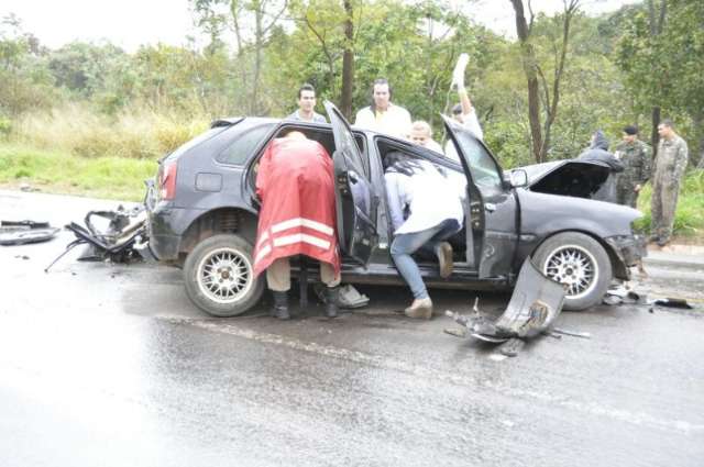 Colis&atilde;o entre carro e caminh&atilde;o do Ex&eacute;rcito interdita trecho da BR-163