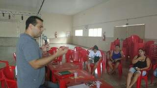 Marcelo Vilela nega fechamento de posto em reunião com moradores. (Foto: Willian Leite)
