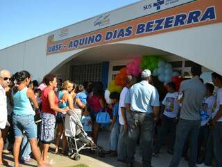 Pais enfrentaram fila para vacinar os filhos no primeiro dia da Campanha de Multivacinação (Foto: Simão Nogueira)