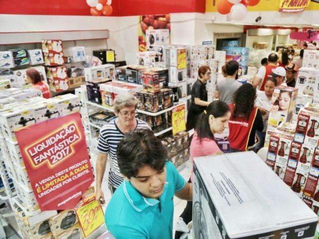 Oito horas ap&oacute;s in&iacute;cio de liquida&ccedil;&atilde;o, clientes ainda faziam fila em loja