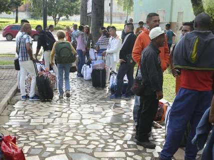 Venezuelanos são trazidos de abrigo para trabalhar em frigorífico em MS
