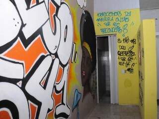 Grafites foram feitos por Mateus Brites, na parceria, com as meninas do bar. (Foto: Paulo Francis)