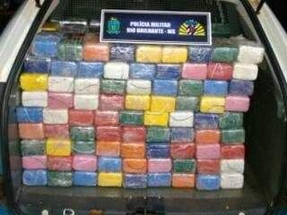 Tabletes de cocaína foram carregados em viatura (Foto: Divulgação)