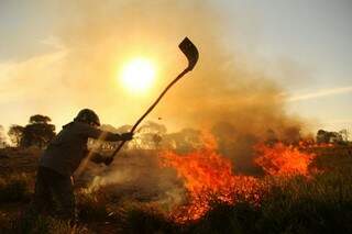 Bombeiros usam abafadores para tentar apagar as chamas. (Foto: Marcos Ermínio)