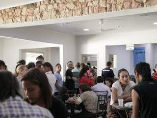 Restaurante lotado, por volta das 12h, e fila grande para servir. (Foto: João Paulo Gonçalves)