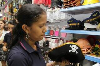 Na São Gonçalo, chapéu de pirata é vendido por R$ 14. (Foto: Marcos Ermínio)