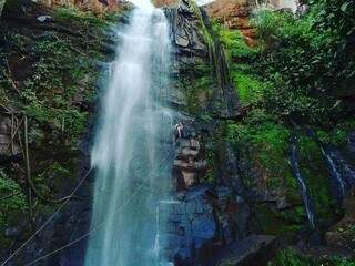 Apesar do nome, a Cachoeira do Inferninho é cenário perfeito para “rapelar” em uma descida de 25 metros. (Foto: Vertical Rapel Turismo e Aventura)