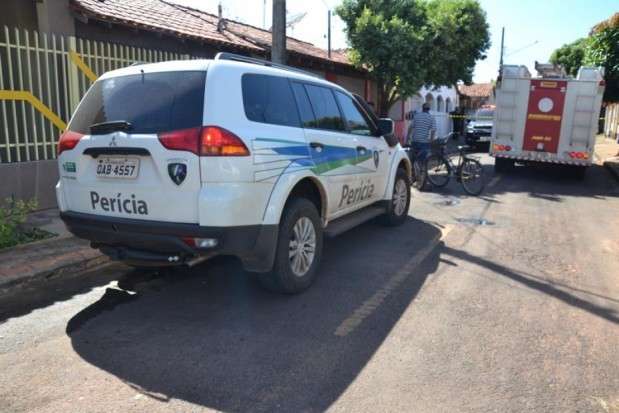 Mulher e namorado s&atilde;o mortos a facadas e autor se entrega na delegacia 