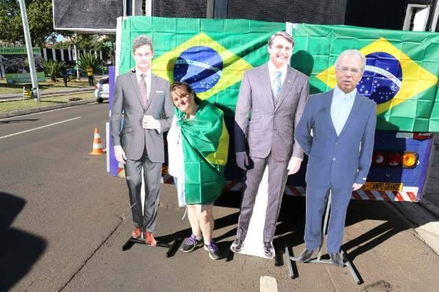 Em 2 horas, ato de apoio a Bolsonaro re&uacute;ne 4 mil em Campo Grande