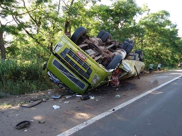 Multid&atilde;o entra em confronto com a PM ao tentar saquear carne na BR-163