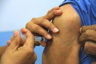 Vacina contra a gripe ainda está disponível em dez postos de saúde, mas para integrantes de grupos de risco (Foto: Arquivo)