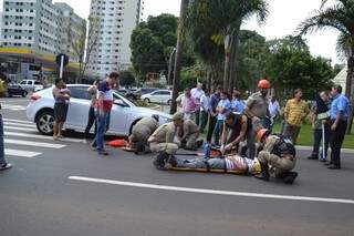 As vítimas sendo socorridas pelo Corpo de Bombeiros. (Foto: Viviane Oliveira)