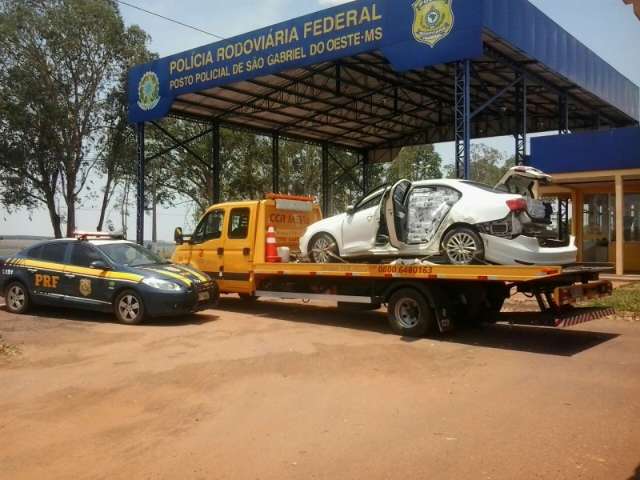 Condutor tenta fugir na BR-163 com carro lotado de cigarros