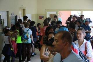 Pessoas aguardam no interior do posto de saúde. (Foto: Marcos Ermínio)