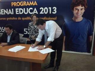 Sergio Logen assina contrato com os municípios. (Foto:Simão Nogueira)