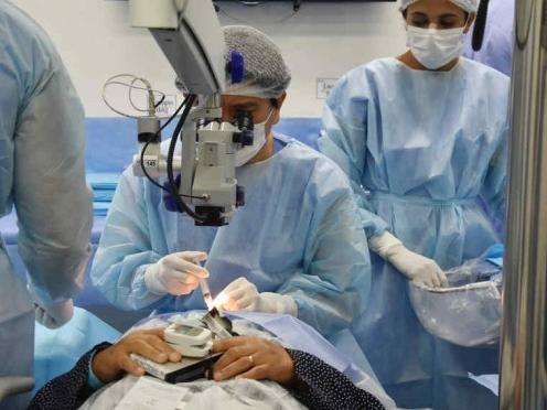 Idosos viajam 428 quil&ocirc;metros para por fim a espera por cirurgia nos olhos