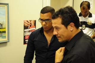 Stefano, de óculos, e Bruno, ao lado, tentaram enganar delegado de Polícia. (Foto: Rodrigo Pazinato)