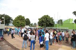 Pais e alunos fizeram protesto em frente ao Ceada na manhã desta quinta-feira. (Foto: Fernando Antunes)