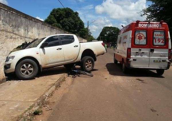 Condutora perde o controle de caminhonete, atropela ciclista e bate em muro