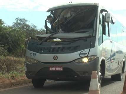 Colisão entre micro-ônibus e carreta deixa nove pessoas feridas na BR-158