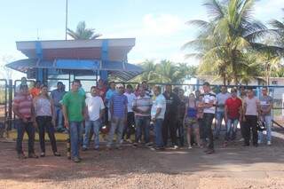 Funcionários se reuniram em frente ao frigorífico para protestar contra os atrasos e falta de informações da empresa. (Foto: Rádio Difusora / Paranaíba)