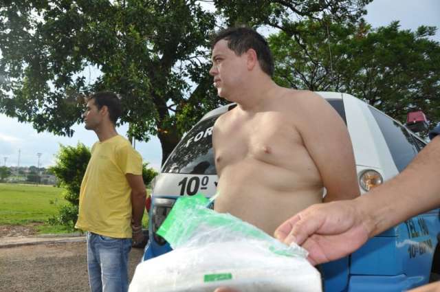 Den&uacute;ncia an&ocirc;nima leva PM &agrave; pris&atilde;o de traficantes com 1kg de coca&iacute;na pura