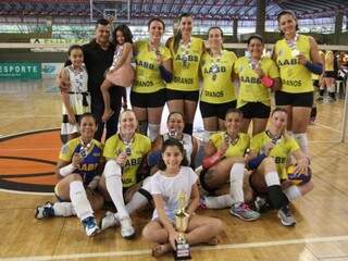 Equipes máster feminina campeã da Copa Pantanal de Voleibol (Foto: FVMS/Divulgação)
