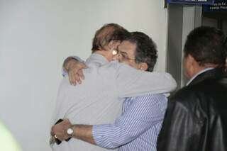 Bernal abraço aliado após saber de decisão da Justiça (Foto: Cleber Gellio)