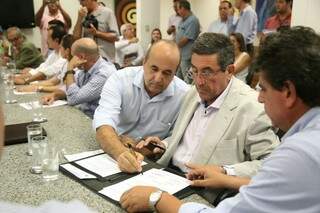 Prefeito de Bonito, Leonel Lemos, com o presidente da Fundtur, Nelson Cintra, assinando convênio (Foto: Fernando Antunes)