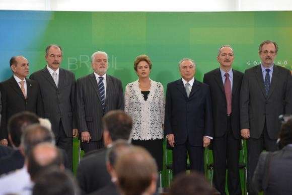 Dilma d&aacute; posse a dez ministros e pede dedica&ccedil;&atilde;o da equipe para governar at&eacute; 2018