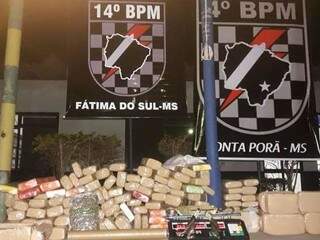 Droga e armas apreendidas pela PM em Ponta Porã (Foto: 14 BPM/Divulgação)