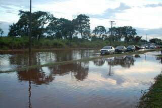 Trecho da avenida Coronel Antonino também foi inundado. (Foto: Pedro Peralta)