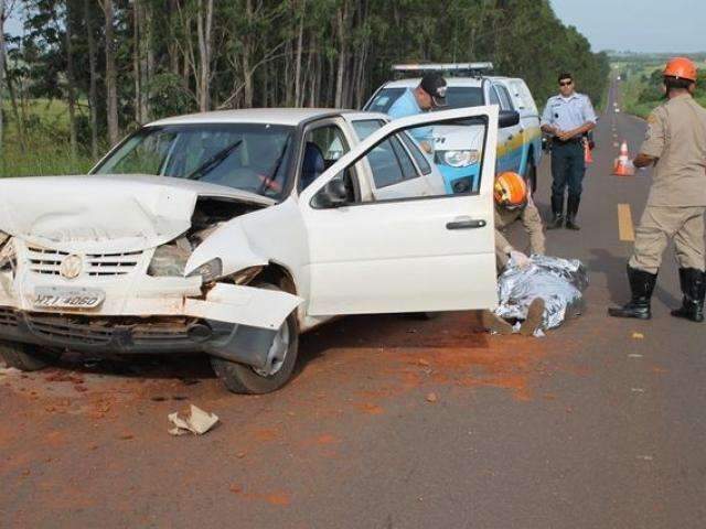 Motorista de carro morre ap&oacute;s bater na traseira de caminh&atilde;o ca&ccedil;amba