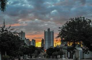 O dia amanheceu com céu nublado na Cidade Morena. (Foto: Marcelo Calazans) 