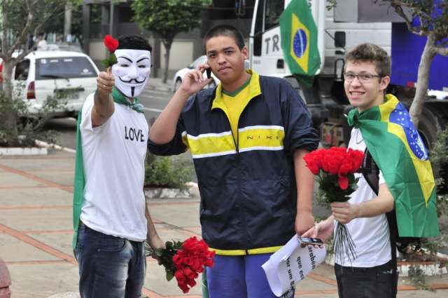 Estudantes entregam flores durante manifesta&ccedil;&atilde;o e pedem paz 