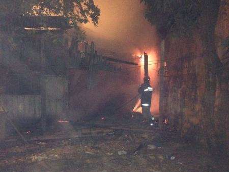 Inc&ecirc;ndio destroi casa utilizada como ponto para consumo de drogas