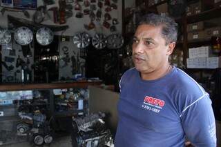 Presidente do Sindicato dos Ferros-velhos, Alberto Garcia Rocha, afirma que comércio é de peças usadas e não de sucatas e entulhos. (Foto: Marcos Ermínio)