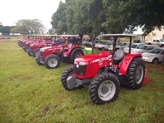 Parte das máquinas foi entregue pelo governador a 15 municípios do Estado (Foto: Leonardo Rocha) 