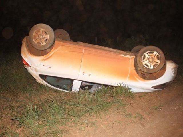 Motorista perde controle da dire&ccedil;&atilde;o e carro capota na rodovia MS-141