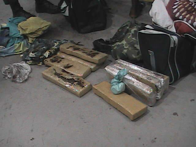  Pol&iacute;cia encontra maconha e coca&iacute;na com passageiro da rodovi&aacute;ria da Capital