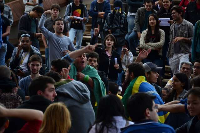 Apesar da chuva, 300 estudantes v&atilde;o ao parque organizar protesto