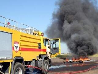 Caminhão é usado para combater incêndios na região do aeroporto (Foto: divulgação / prefeitura)