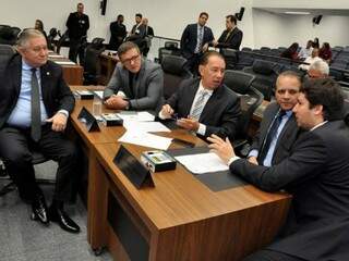 Deputados Antônio Vaz (PRB), Lucas de Lima (SD), Gerson Claro (PP), Carlos Alberto David (PSL) e João Henrique Catan (PR), durante sessão (Foto: Assessoria/ALMS)