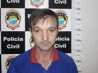 Jair Varlei Schwantes na delegacia de Aral Moreira, onde foi autuado em flagrante por matar a mulher (Foto: Divulgação)