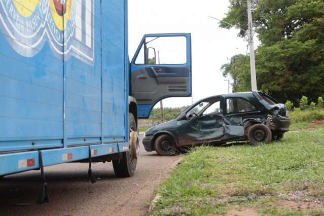 Motorista embriagado invade avenida e &eacute; arrastado por caminh&atilde;o